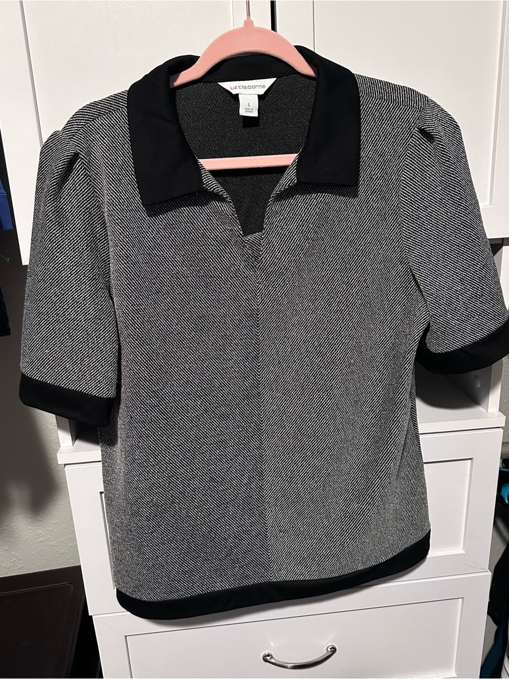 Liz Claiborne Textured Collared Top Size Large Black White Short Sleeve Workwear